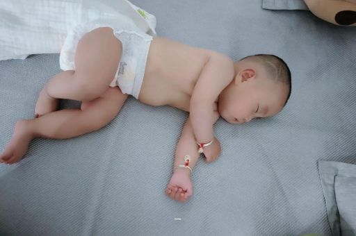 涉县宝宝脸上有白色斑块 涉县宝宝脸上有白色斑块